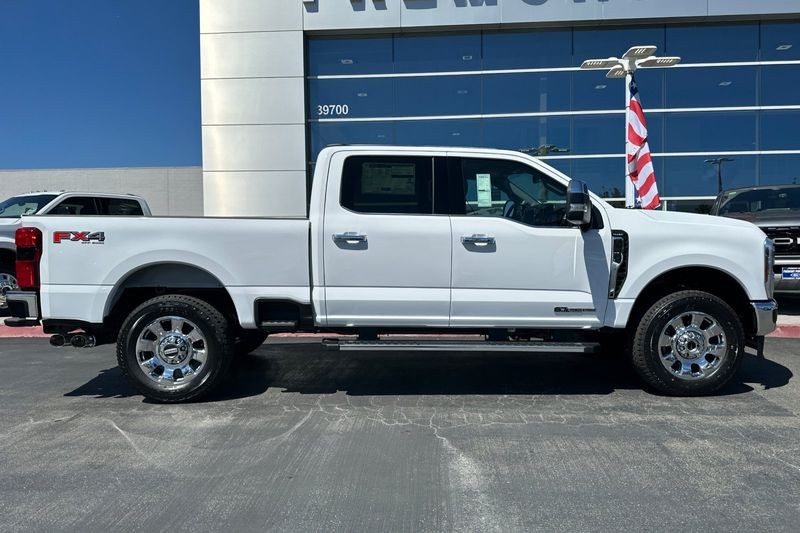 Ford F-250SD Vehicle Full-screen Gallery Image 02
