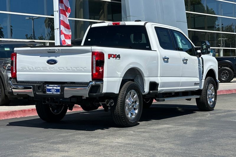 Ford F-250SD Vehicle Full-screen Gallery Image 03