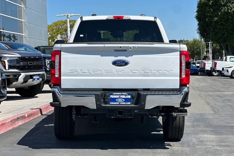 Ford F-250SD Vehicle Full-screen Gallery Image 04