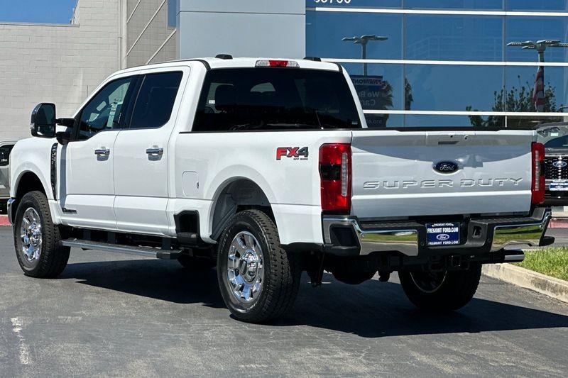 Ford F-250SD Vehicle Full-screen Gallery Image 05