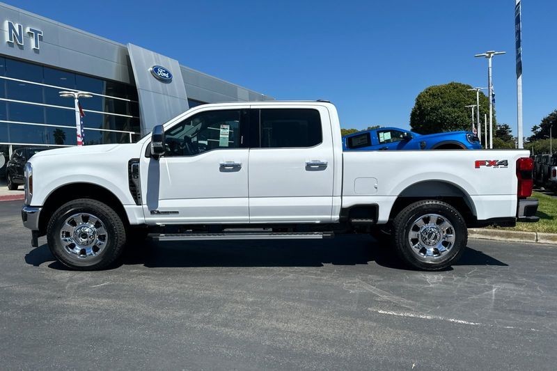 Ford F-250SD Vehicle Full-screen Gallery Image 06