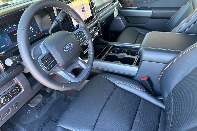 Ford F-250SD Vehicle Full-screen Gallery Image 09