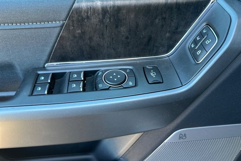 Ford F-250SD Vehicle Full-screen Gallery Image 10