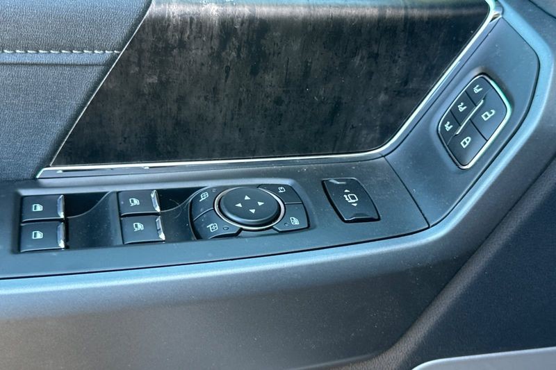 Ford F-250SD Vehicle Full-screen Gallery Image 11