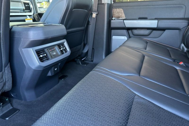 Ford F-250SD Vehicle Full-screen Gallery Image 12