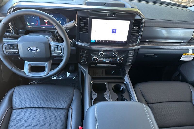 Ford F-250SD Vehicle Full-screen Gallery Image 14