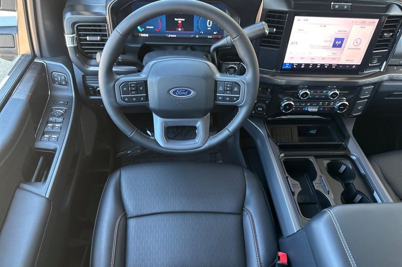 Ford F-250SD Vehicle Full-screen Gallery Image 15