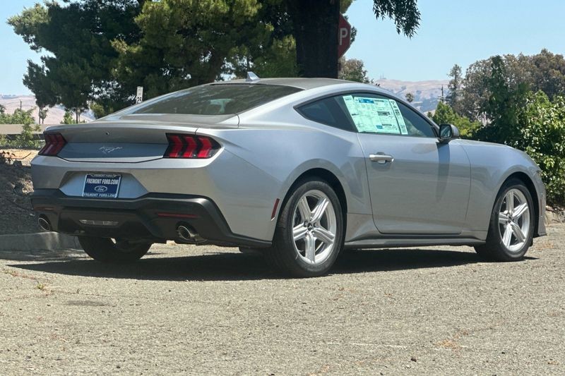 Ford Mustang Vehicle Full-screen Gallery Image 03