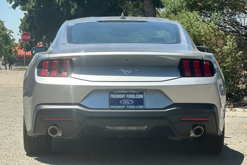 Ford Mustang Vehicle Full-screen Gallery Image 04