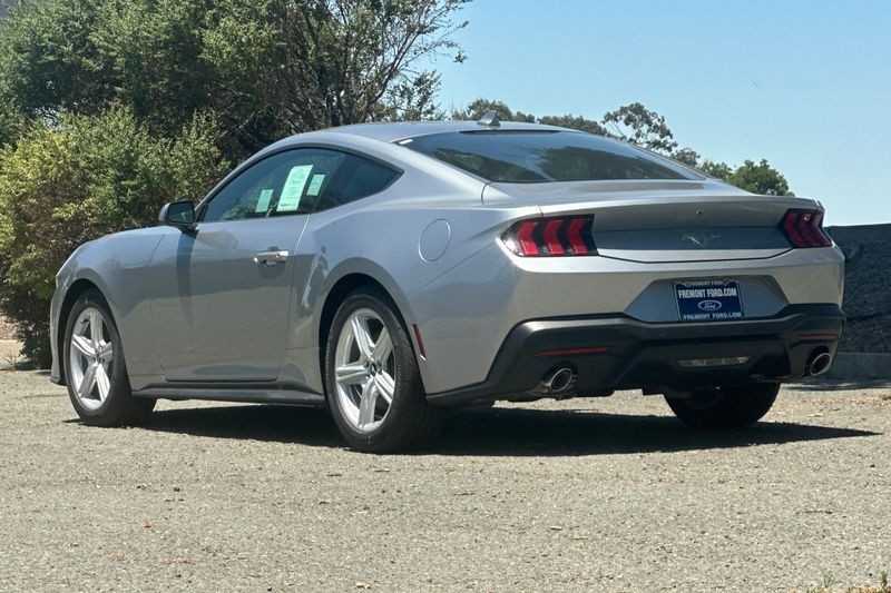 Ford Mustang Vehicle Full-screen Gallery Image 05