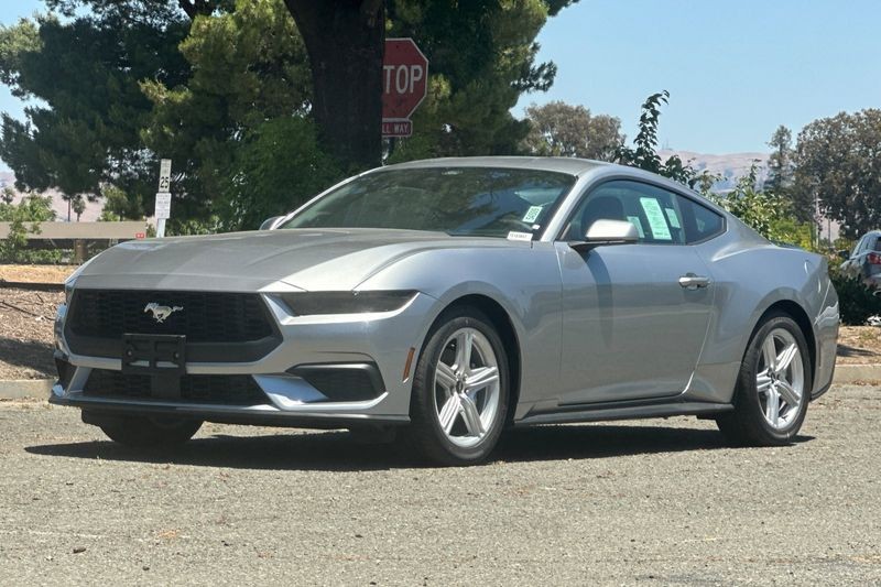 Ford Mustang Vehicle Full-screen Gallery Image 07