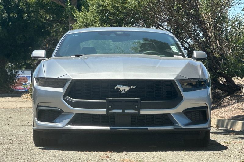 Ford Mustang Vehicle Full-screen Gallery Image 08