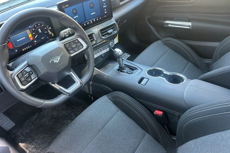 Ford Mustang Vehicle Full-screen Gallery Image 09
