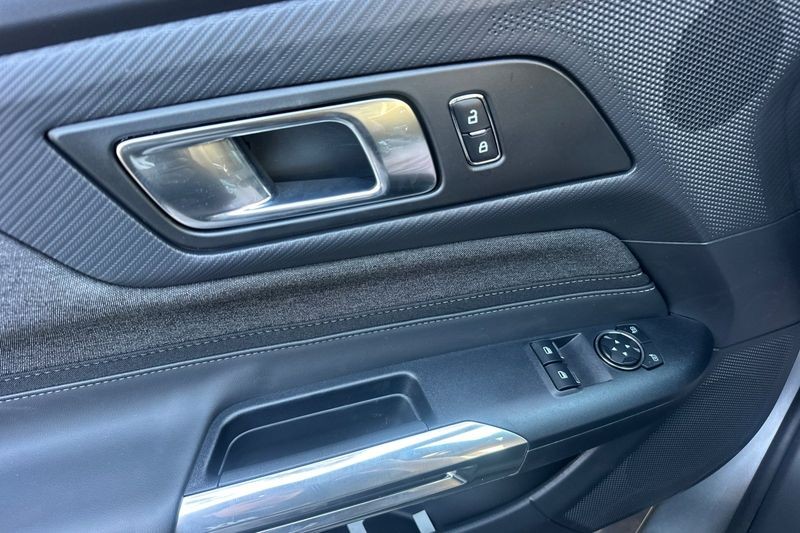 Ford Mustang Vehicle Full-screen Gallery Image 10