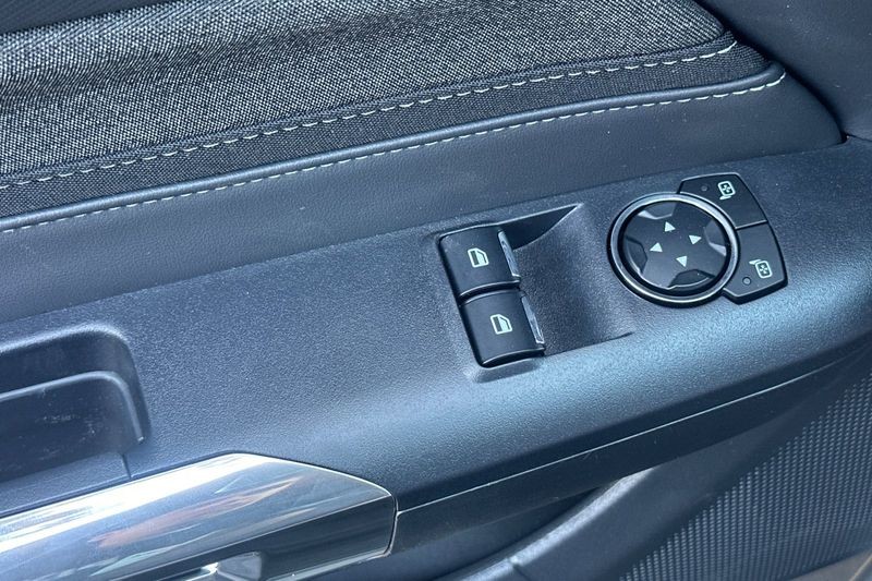 Ford Mustang Vehicle Full-screen Gallery Image 11