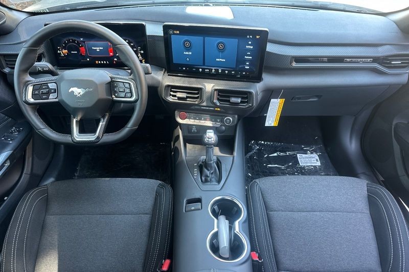 Ford Mustang Vehicle Full-screen Gallery Image 13