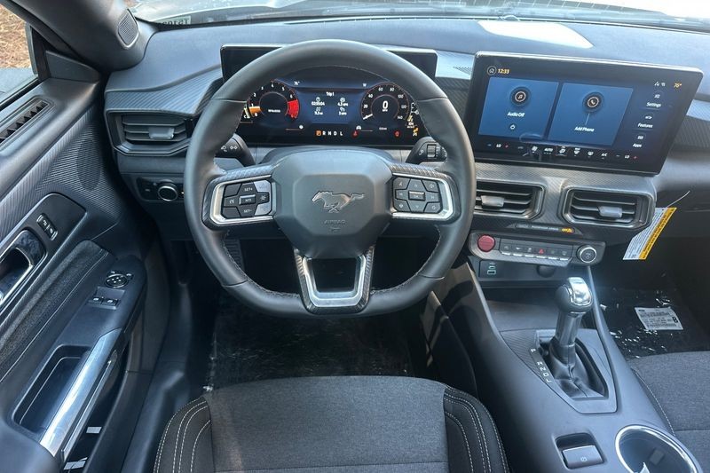 Ford Mustang Vehicle Full-screen Gallery Image 14
