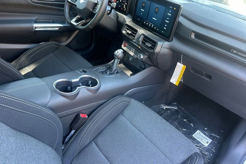 Ford Mustang Vehicle Full-screen Gallery Image 15