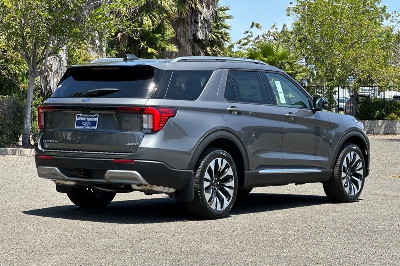 Ford Explorer Vehicle Full-screen Gallery Image 03