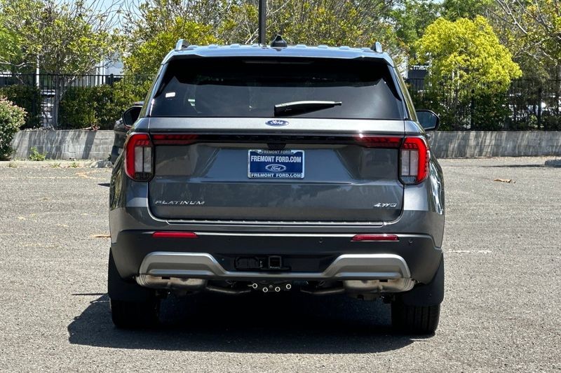 Ford Explorer Vehicle Full-screen Gallery Image 04
