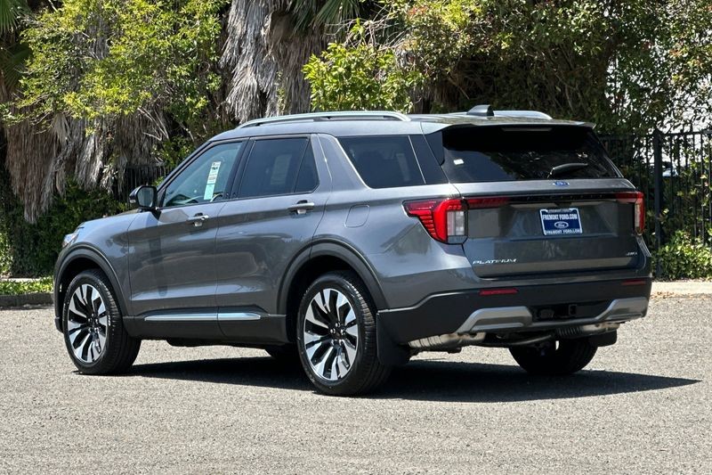 Ford Explorer Vehicle Full-screen Gallery Image 05