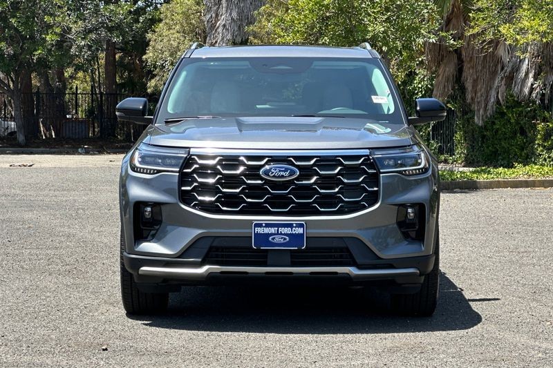 Ford Explorer Vehicle Full-screen Gallery Image 08