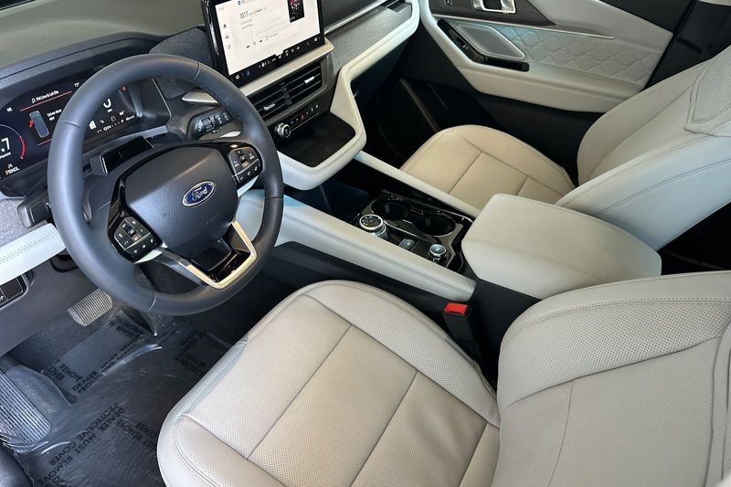 Ford Explorer Vehicle Full-screen Gallery Image 09