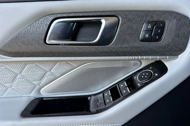 Ford Explorer Vehicle Full-screen Gallery Image 10