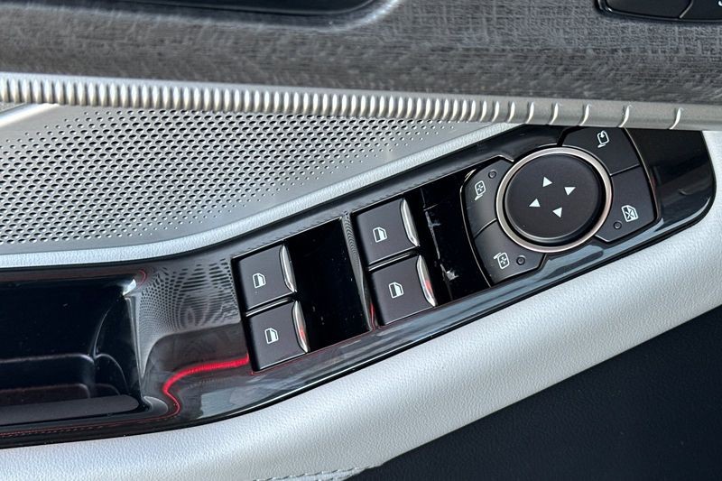 Ford Explorer Vehicle Full-screen Gallery Image 11