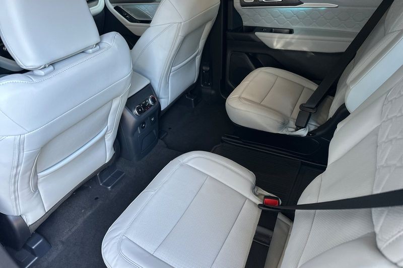 Ford Explorer Vehicle Full-screen Gallery Image 12