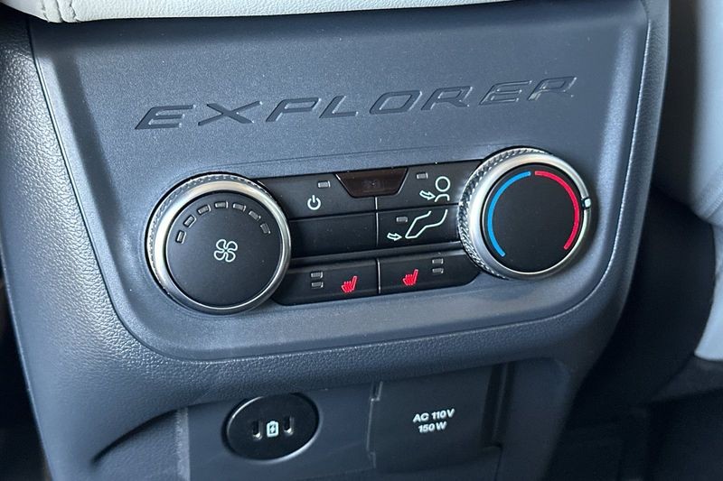 Ford Explorer Vehicle Full-screen Gallery Image 13