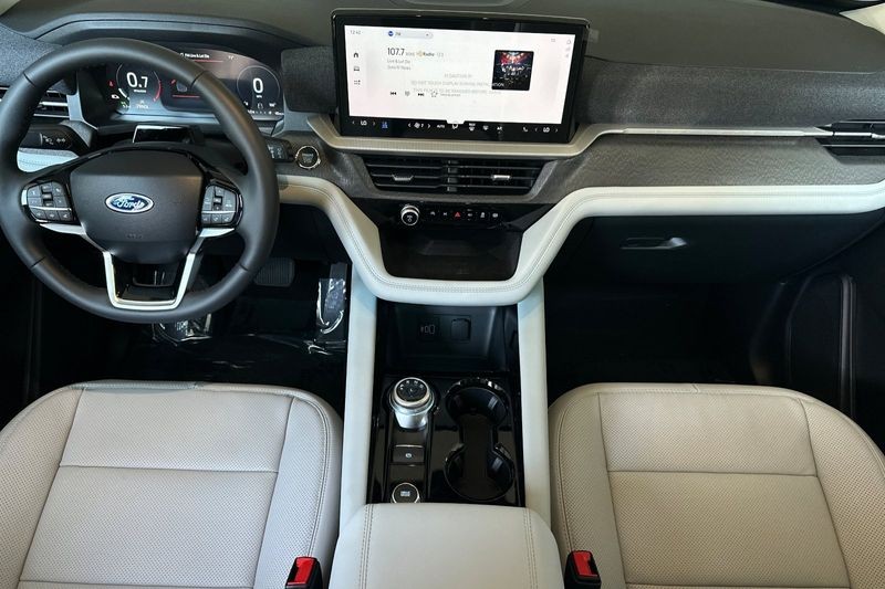 Ford Explorer Vehicle Full-screen Gallery Image 14