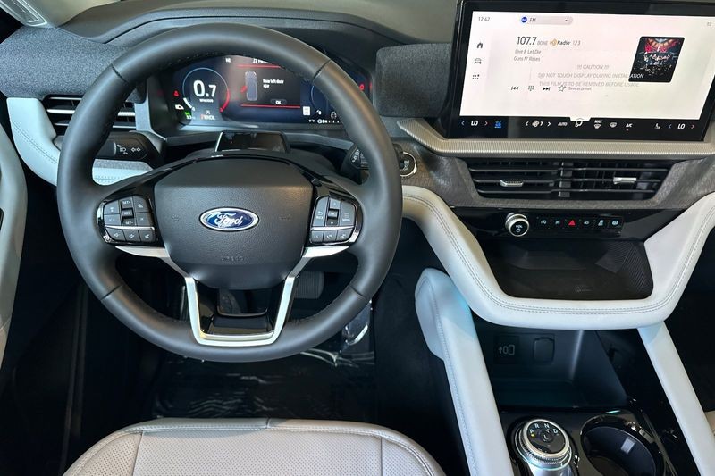 Ford Explorer Vehicle Full-screen Gallery Image 15