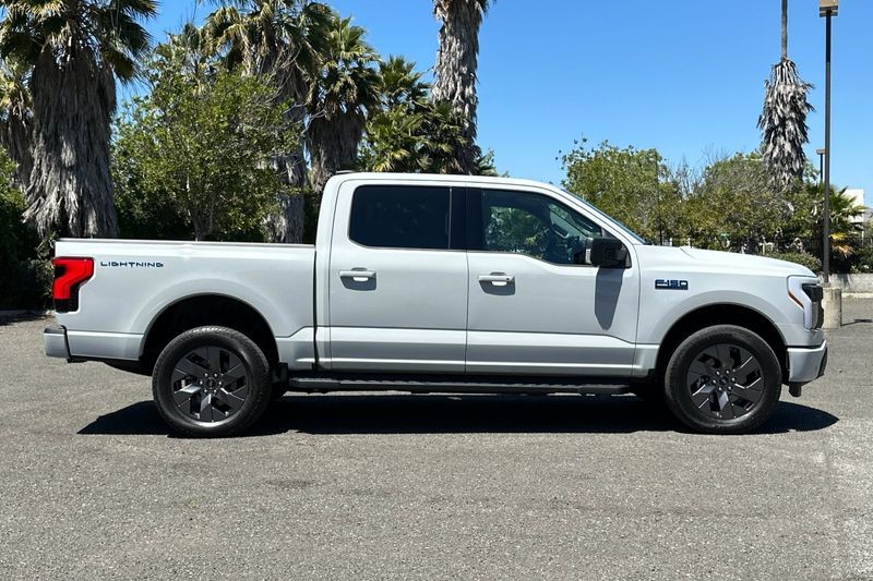 Ford F-150 Lightning Vehicle Full-screen Gallery Image 02