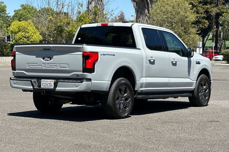 Ford F-150 Lightning Vehicle Full-screen Gallery Image 03