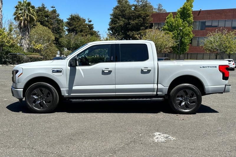 Ford F-150 Lightning Vehicle Full-screen Gallery Image 07