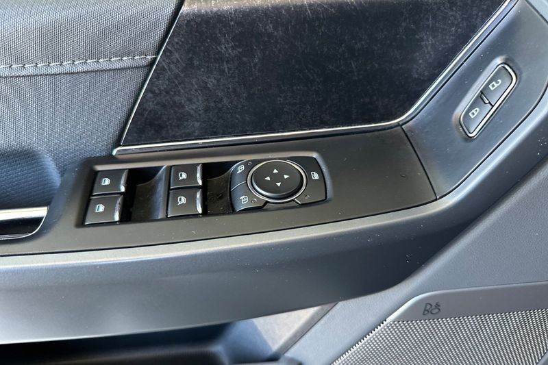 Ford F-150 Lightning Vehicle Full-screen Gallery Image 11