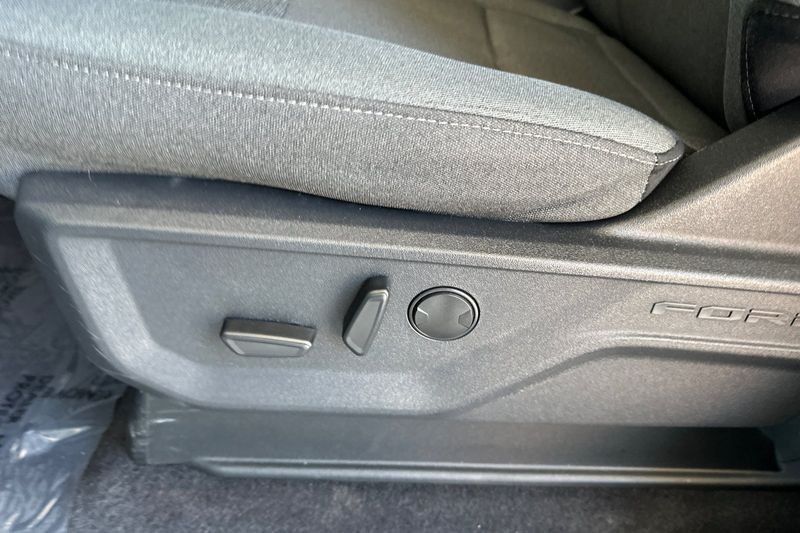 Ford F-150 Lightning Vehicle Full-screen Gallery Image 13