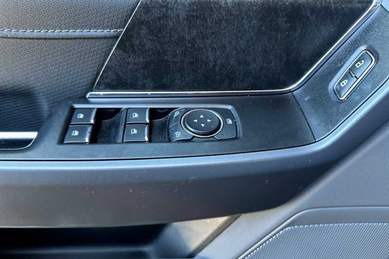 Ford F-150 Vehicle Full-screen Gallery Image 11