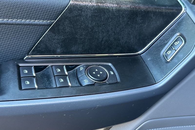 Ford F-150 Vehicle Full-screen Gallery Image 12