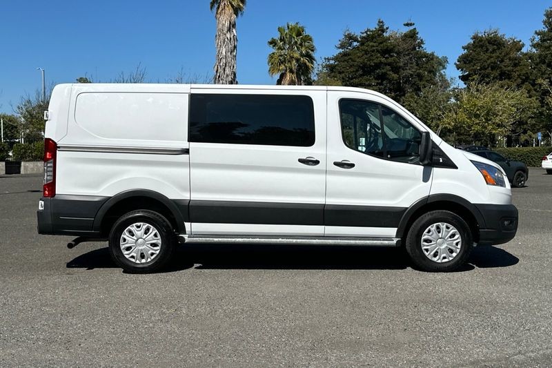 Ford Transit-250 Vehicle Full-screen Gallery Image 02