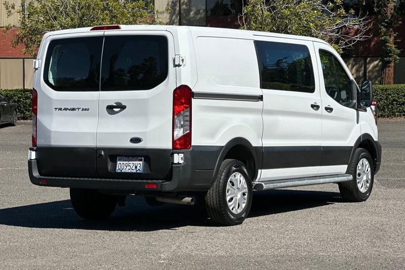 Ford Transit-250 Vehicle Full-screen Gallery Image 03