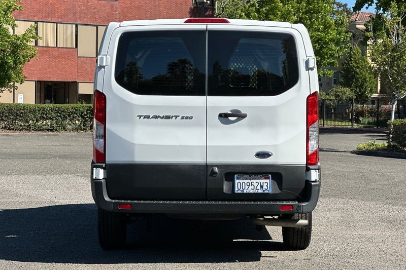 Ford Transit-250 Vehicle Full-screen Gallery Image 04