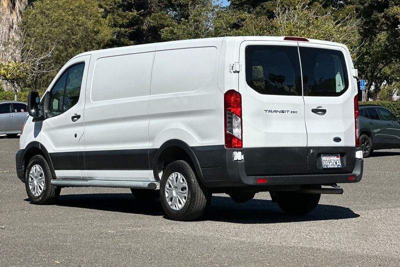 Ford Transit-250 Vehicle Full-screen Gallery Image 05