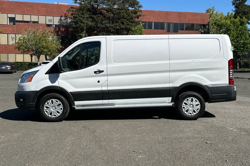 Ford Transit-250 Vehicle Full-screen Gallery Image 07