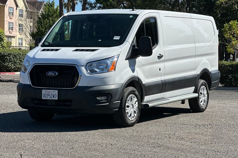 Ford Transit-250 Vehicle Full-screen Gallery Image 08