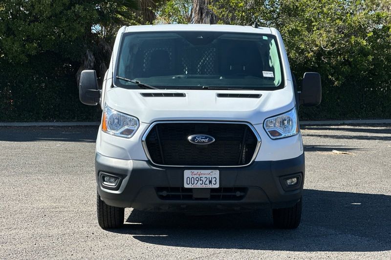 Ford Transit-250 Vehicle Full-screen Gallery Image 09