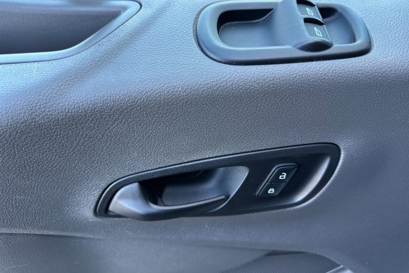 Ford Transit-250 Vehicle Full-screen Gallery Image 11