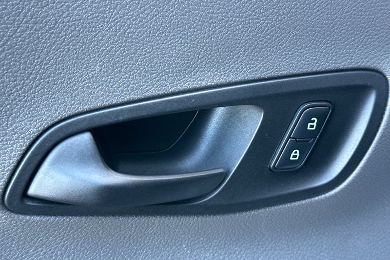 Ford Transit-250 Vehicle Full-screen Gallery Image 12