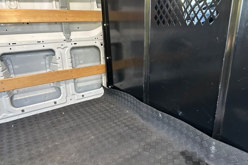 Ford Transit-250 Vehicle Full-screen Gallery Image 14